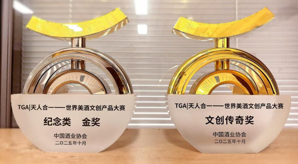 79184633.jpg 洋河金蛇獻(xiàn)瑞生肖酒、夢(mèng)之藍(lán)幸福美滿禮盒.jpg